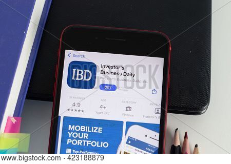 New York, Usa - 1 June 2021: Investor Business Daily Ibd Mobile App Logo On Phone Screen, Close-up I
