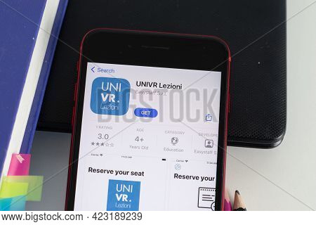 New York, Usa - 1 June 2021: Univr Lezioni Mobile App Logo On Phone Screen, Close-up Icon, Illustrat