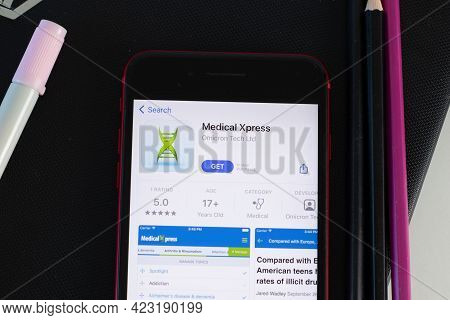New York, Usa - 1 June 2021: Medical Xpress Mobile App Logo On Phone Screen, Close-up Icon, Illustra