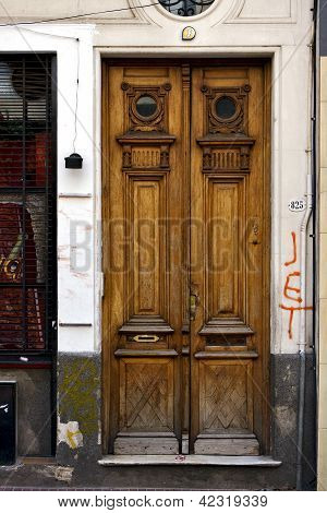 Porte ancienne en bois brun et une grille