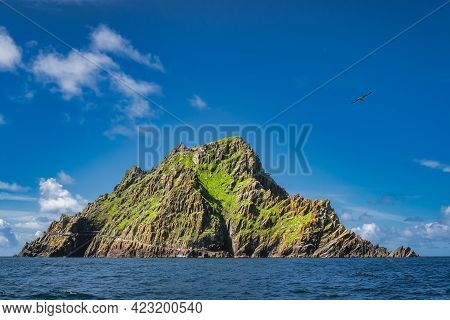 Tour Boats Docking To Skellig Michael Island With Monks Hermitage On Top, Where Star Wars Were Filme