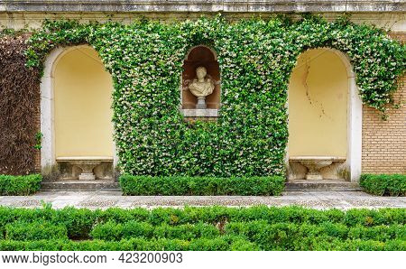 Aranjuez, Spain, June 05, 2021: 
 Statues And Seats In The Ivy Garden Of The Royal Palace Of Aranjue