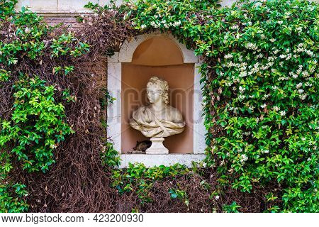 Aranjuez, Spain, June 05, 2021: 
 Statue In Ivy Garden Of The Royal Palace Of Aranjuez. Madrid.