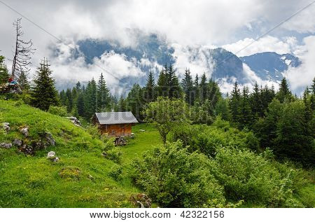 Sommer bedeckt Bergblick