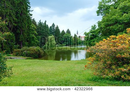 Slottet Pruhonice eller Pruhonicky Zamek sommer se (Prag, Tjekkiet)