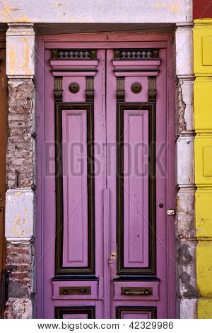 Porte en vieux bois Violet noir au centre de La Boca