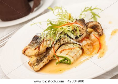 fisk med grøntsager