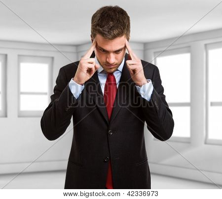 Concentrado empresário tentando focar sua mente
