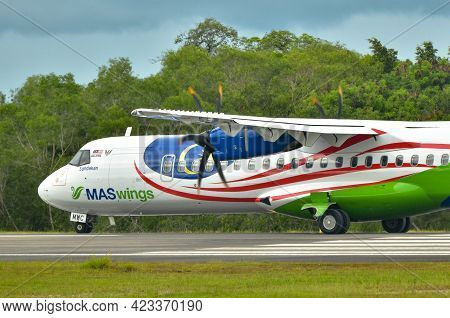 Labuan Ft,malaysia-may 21,2021: Maswings Aircraft Atr-72-500,9m-mwc Display The Malaysian National F