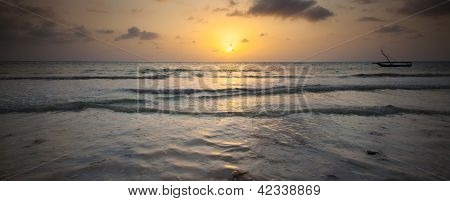 Wschód słońca nad Zanzibar