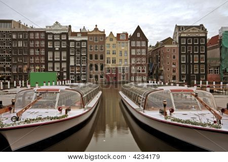 Cruiseboats i domy w Amsterdam, Holandia