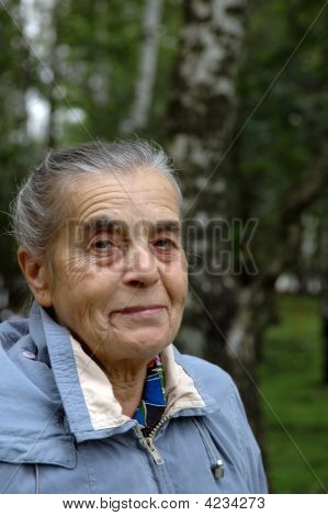 Nonna nel parco.