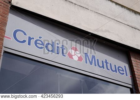 Toulouse , Occitanie France - 06 06 2021 : Credit Mutuel Office Brand Text And Sign Logo Bank Agency