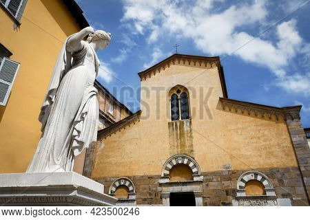 San Salvatore Church And Square In Lucca (tuscany, Italy) With The Ancient Fountain Statue Of Venus 