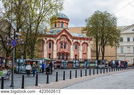 Vilnius, Lithuania - May 8, 2021: St. Paraskeva Church And Souvenir Market In Didzioji Street, Vilni