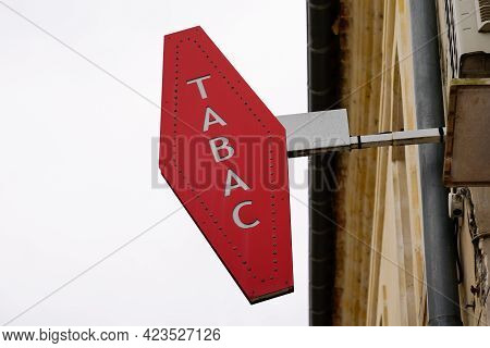 Toulouse , Occitanie France - 06 06 2021 :  Tabac Text Label Red Logo Shop Tobacco Logo Sign In Fran