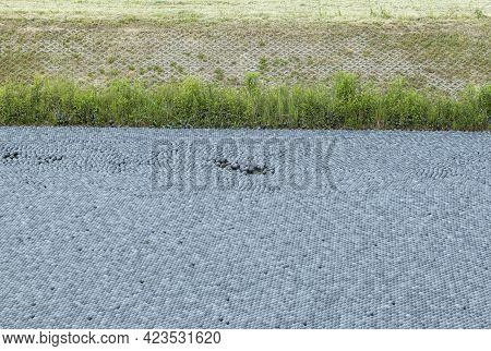 Black Balls To Protect Reservoirs From The Sun. Shade Balls, Small Plastic Balls In The Pond To Keep