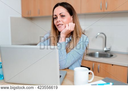 Sharing Experience Video Bloging, Learning New Knowledge Online, Virtual Class Meeting, Giving Lectu