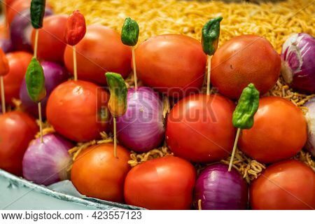 Street Delicious Food Have Been Arranged In A Large Ball Of Bombay Pepper Onion And Chanachur Being 