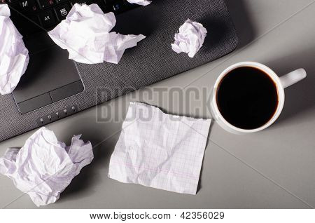kreativitet affärsidé. Laptop, ark av papper och skrynkliga förladdningar på bordet.