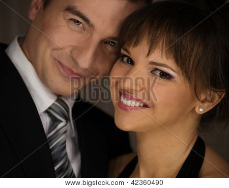 Elegantní snoubence v klasické šaty