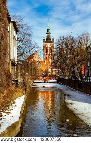 Radunia Canal And St. Catherine Church. Old City Of Gdansk (danzig) In Winter Scenery. Gdansk, Pomer