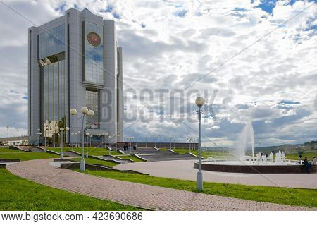 August 16, 2015: The Government Building Of The Chuvash Republic With A Fountain. Cheboksary. Russia
