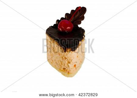 Torta con crema e decorata con cioccolato ciliegia
