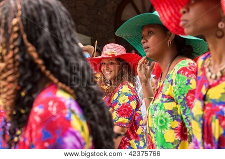 วิคตอเรีย เซเชลส์ - 9 กุมภาพันธ์ 2013: กลุ่มผู้หญิงเดินบน S ชุดชาติเซเชลส์