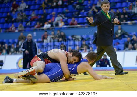 KIEV, Ukrayna - 16 Şubat: Istvan Vereb, Macaristan, mavi arasındaki Final maçı ve Musa Murtazaliyev, 