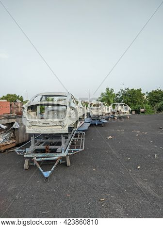 A Car Body Parts Pain Color In Trolley