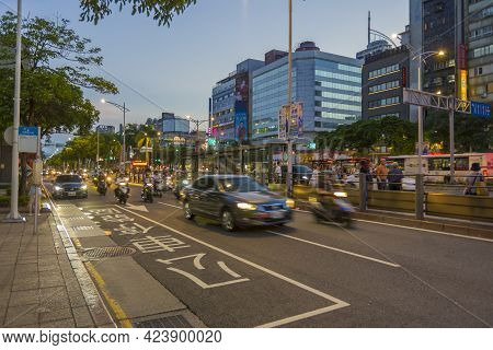 Taipei, Taiwan - Aug 8, 2018 : Many Vehicles Transport On Zhonghua Road Near Ximending In Taipei, Ta