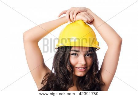 Jovem mulher com hellow capacete branco