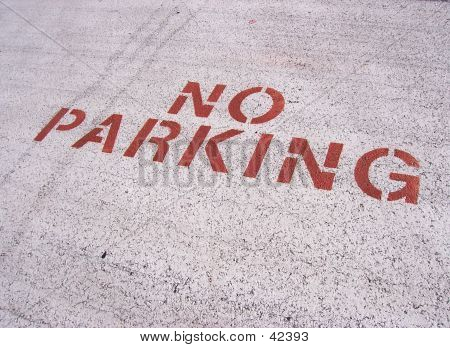 Zeichen, die auf den Bereich des Parkplatzes gemalt