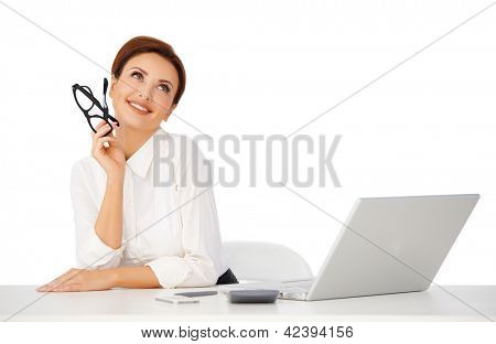 Bella imprenditrice seduto alla sua scrivania con gli occhiali in sua mano dayreaming con un bello sm
