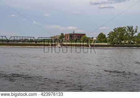 Grand Rapids, Mi, Usa - June 7, 2008: Red Stone Building In Green Park At Sixth Street Bridge And Ne