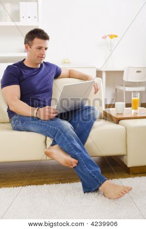 Mann Surfen im Internet