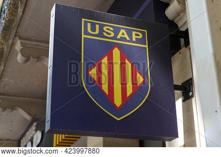 Perpignan , Pyrénées-orientales  France - 06 01 2021 : Usap Usa Perpignan Logo Brand Boutique And Te