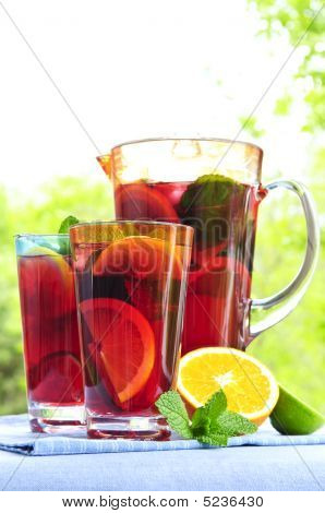 Obst Punch in Pitcher und Gläser