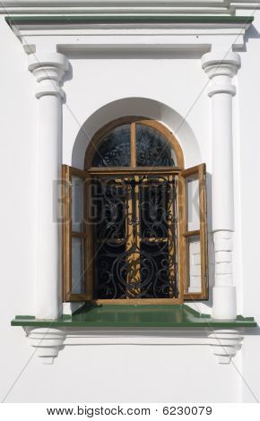Finestra con griglia decorativa