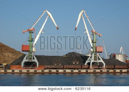 Port (Port) Vladivostok z podnoszenia dźwigiem.