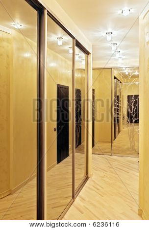 พาสกับตู้เสื้อผ้ากระจกโทนอุ่น