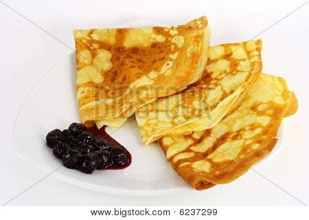 Pfannkuchen mit Marmelade aus Kirsche