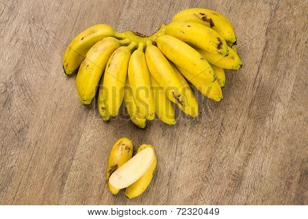 A banch of gold bananas
