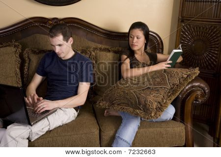 Regardant Couple ordinateur portable