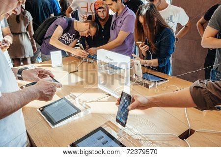 Customers admiring the new iPhone 6