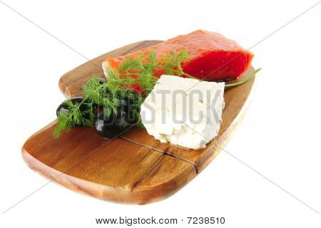 Rose saumon sur une plaque en bois avec du fromage