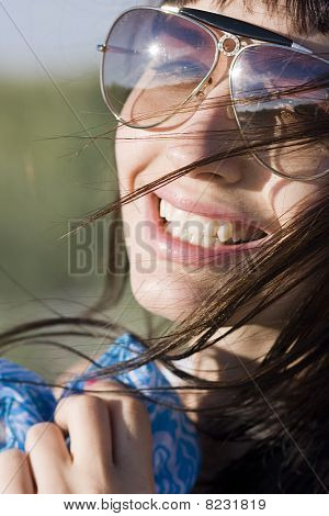 Retrato de mulher jovem atraente sorrindo