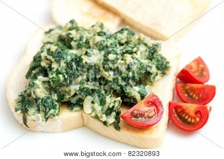 Scrambled egg with spinach, onion and basil. Italian style uova strapazzate al verde