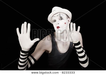 แบบ mime ในลายถุงมือและหมวกสีขาว